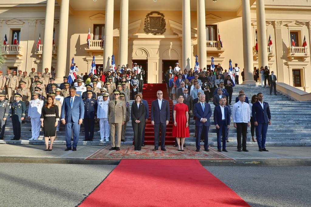 Presidente dominicano rinde honores a la Bandera Nacional junto a  funcionarios en el Palacio Nacional por Mes de la Patria - NewsDigitalTV.com