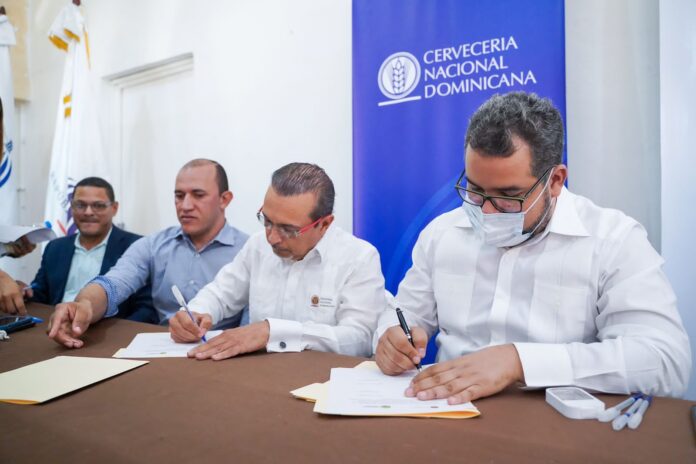 FEDA, Cervecería y cooperativa firman convenio para compra de maíz a productores de San Juan