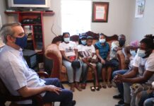 Presidente dominicano se solidariza con familiares de niños fallecidos en accidente en SPM y garantiza apoyo