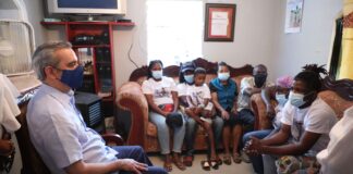 Presidente dominicano se solidariza con familiares de niños fallecidos en accidente en SPM y garantiza apoyo
