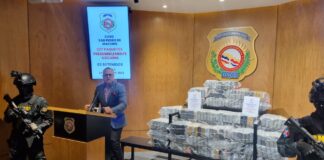 Unidad antidrogas detiene tres hombres con 237 paquetes de drogas, dinero y armas de fuego