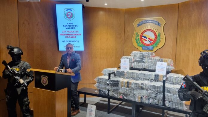 Unidad antidrogas detiene tres hombres con 237 paquetes de drogas, dinero y armas de fuego