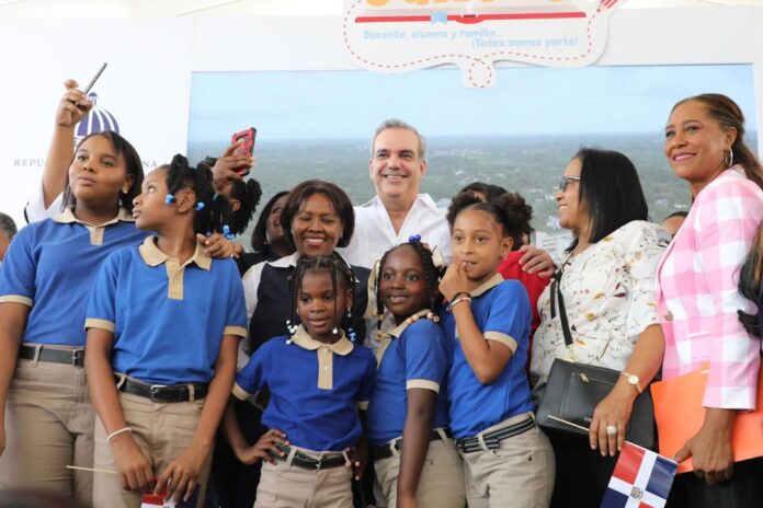 Presidente dominicano deja iniciado año escolar, y asegura que ningún niño o niña se quedará fuera de las aulas 
