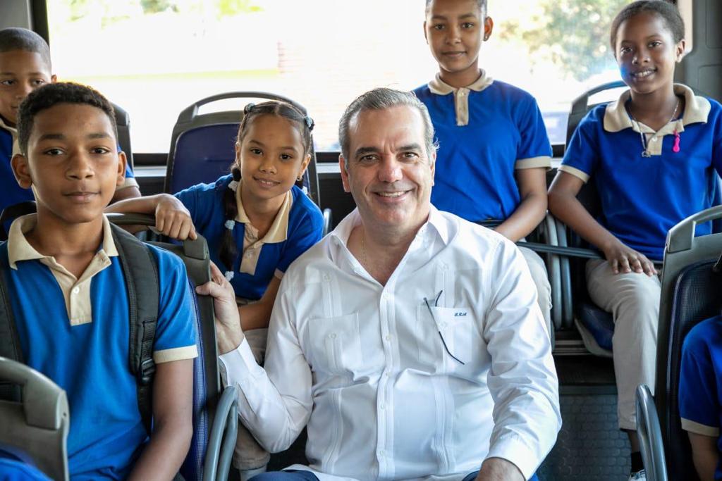 Presidente Abinader deja iniciado Sistema Nacional de Movilidad Escolar e inaugura escuela en La Victoria