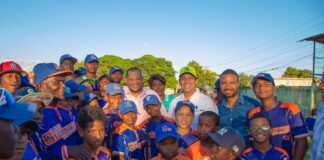 Alcalde Carlos Guzmán y Cementos Argos inician remozamiento de Play de béisbol en Jacagua