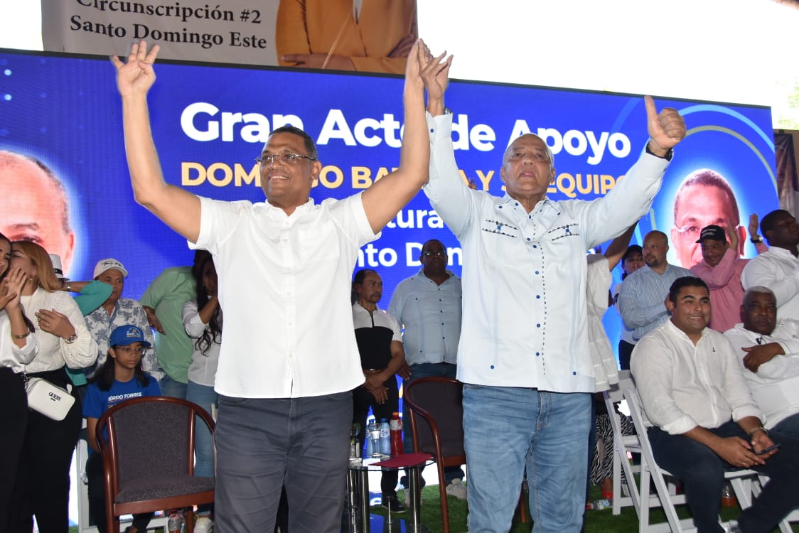 Primer alcalde de SDE Domingo Batista: “se gana con el mejor y el mejor es Mérido Torres” -El alto dirigente del PRM en esta demarcación pasa junto a toda su estructura a apoyar las aspiraciones de Torres para la alcaldía de Santo Domingo Este. Santo Domingo Este- El ex alcalde y dirigente del Partido Revolucionario Moderno (PRM), Domingo Batista, anunció este sábado su apoyo al aspirante a la alcaldía por el municipio Mérido Torres, quien se perfila desde ya como el ganador de la convención interna del PRM y quien ha ido consolidando su estructura política para convertirse en el próximo alcalde del municipio Santo Domingo Este. En un masivo acto realizado en el Polideportivo de Invivienda, Batista dijo que a partir de hoy se escribe una nueva historia en el municipio SDE, al indicar que, sin lugar a duda, es la primera vez que un pasado alcalde le levanta las manos a uno que va a ser alcalde de este municipio. Agregó que la decisión de apoyar a Mérido Torres es una decisión inequívoca para el municipio. “El objetivo de esta reunión es que todos trabajemos a partir de mañana, no cojamos vacaciones, porque el Partido Revolucionario Moderno no puede equivocarse, tiene que escoger un candidato que sea de la base del partido, un candidato que en todos los escenarios ha estado ahí, que nunca cogió vacaciones, que siempre dijo donde me necesiten ahí estoy. El compañero Mérido aquí está como el candidato del Partido Revolucionario Moderno y que nosotros lo apoyamos”, proclamó Domingo Batista. Batista fue designado como Director Ejecutivo de la campaña de Torres y pasa junto a todo su equipo político a robustecer la poderosa maquinaria política Mérido Torres alcalde 2024-2028. Domingo Batista fue el primer alcalde del municipio SDE y quien mantiene un equipo político con gran trascendencia e influencia en la Zona Oriental. Con este apoyo la estructura del proyecto Mérido Torres se convierte en la mayor fuerza política del municipio. Al recibir este contundente apoyo, Mérido Torres aseguró que los munícipes de SDE tendrán en el Palacio Municipal un hombre de aquí, que sabe lo que hay que hacer para resolver los problemas que les afectan desde hace años. El aspirante a la alcaldía sostuvo que hoy se selló el triunfo de su proyecto político, pues para las bases del PRM ha nacido un nuevo liderazgo en el municipio SDE. “Hoy compañeras y compañeros le puedo dar la seguridad de que los hombres y mujeres que pertenecen a este proyecto que aspiran posiciones electivas ya son diputados y regidores de este municipio de SDE con el apoyo del síndico histórico el compañero Domingo Batista se sella la victoria del proyecto Mérido Torres aquí en el municipio Santo Domingo Este”. Torres dijo que con el apoyo de Domingo Batista se promueve una victoria más del presidente de la República Dominicana, Luis Abinader. En iguales términos se pronunció el secretario general del PRM en SDE, Rafael Vásquez García, quien señaló que Mérido Torres se merece ser el próximo alcalde, puesto que es un auténtico perremeista y cuenta con el apoyan de las principales figuras del partido en el municipio. Mérido Torres ha recibido el apoyo de las estructuras internas del partido como lo es el sector externo del PRM, la corriente magisterial Dr. José Francisco Peña, el sector salud, la juventud, las mujeres, el frente de los abogados, los empresarios y comerciantes del municipio. También están respaldando el proyecto político Mérido Torres Alcalde, los aspirantes a senadores, diputados y regidores de las diferentes zonas del municipio SDE, así como importantes dirigentes del PRM, entre ellos: Dr. Rafael Vásquez, el diputado Carlos De Jesús, la gobernadora por la provincia Julia Drullard, José Sánchez, Wagner Benítez, Héctor Gómez, Jorge Jiménez, Derik Báez, Felipe Castro, Otoniel Reyes, Eduard Figueroa y Miriam Segarra, quienes conforman la poderosa estructura política que llevará a Mérido Torres a la alcaldía del municipio más grande que tiene la República Dominicana. También Adalgisa Abre, Dellys Féliz, los empresarios Cruz Martínez, Pepe Calderón, Néstor Liranzo, Juan Herrera, Javier Familia y Fidel López, entre otros. Torres, de ganar las elecciones municipales, se ha comprometido a hacer una gestión transparente, democrática y participativa tal y como dice su eslogan de campaña “La Alcaldía somos todos”. El Polideportivo de Invivienda fue abarrotado por completo por dirigentes y participantes del PRM que apoyan a Mérido Torres a la alcaldía de Santo Domingo Este.