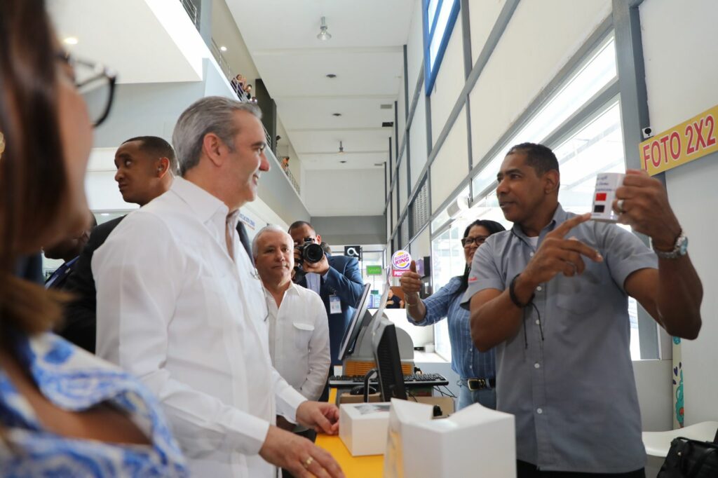 Presidente Abinader inaugura en SDO nuevo “Punto GOB Occidental Mall” que beneficiará a más de un millón de ciudadanos