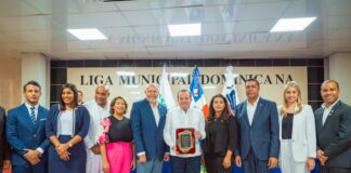 Ministro Paliza recibe reconocimiento de la Asociación Dominicana de Regidores