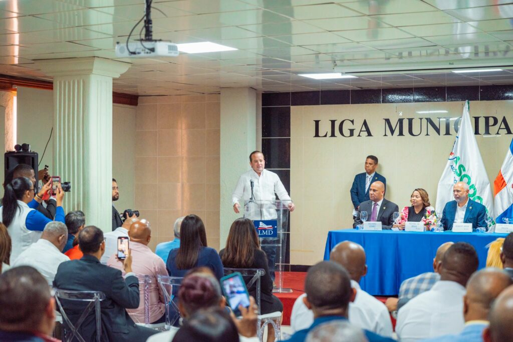 Ministro Paliza recibe reconocimiento de la Asociación Dominicana de Regidores