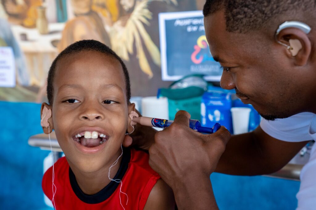 Fundación Oír Para Vivir realiza doceavo operativo para niños con discapacidad auditiva