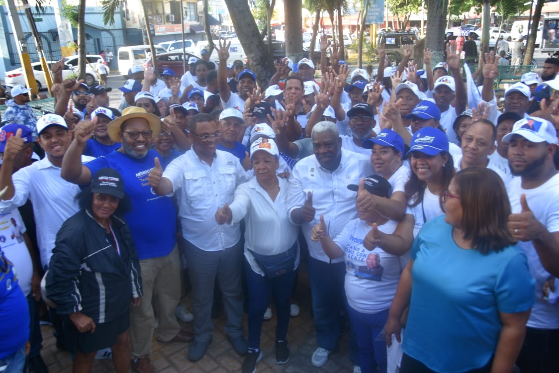 Actividad Mano a Mano de Mérido Torres en Los Mina se convierte en una gran caravana