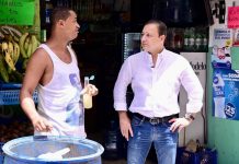Abel Martínez conversa con capitaleños; promete devolver bienestar social