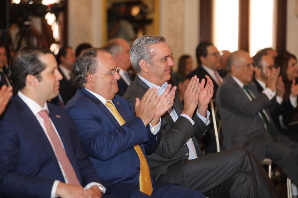 Presidente Abinader anuncia colocación de la primera oferta pública de acciones del país