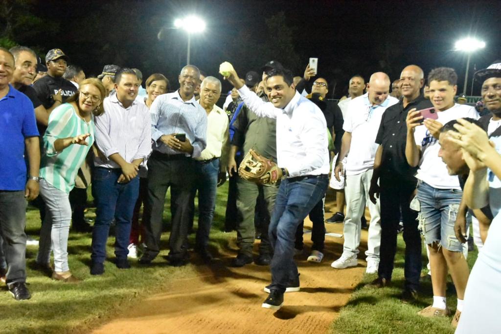 Alcalde Kelvin Cruz inaugura moderno Complejo Deportivo en El Pino, La Vega