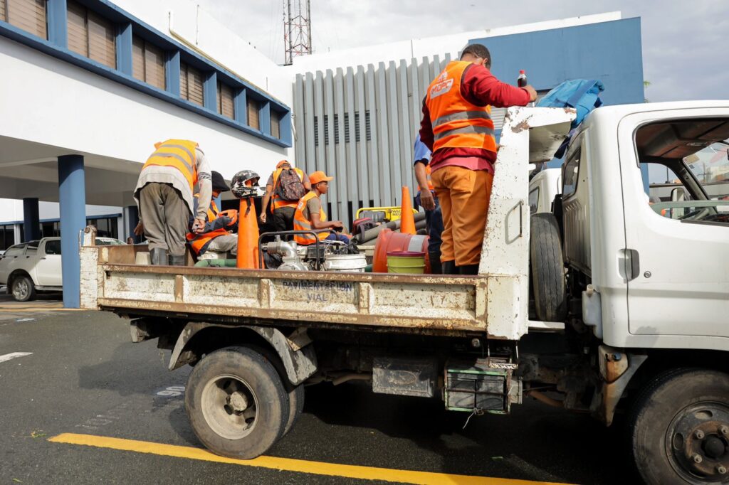 MOPC y Comipol refuerzan brigadas con más de 500 hombres para labores de limpieza y retiro de escombros en vías