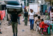 Ejército de República Dominicana brinda apoyo a comunidades de Haina afectadas por Disturbio Tropical