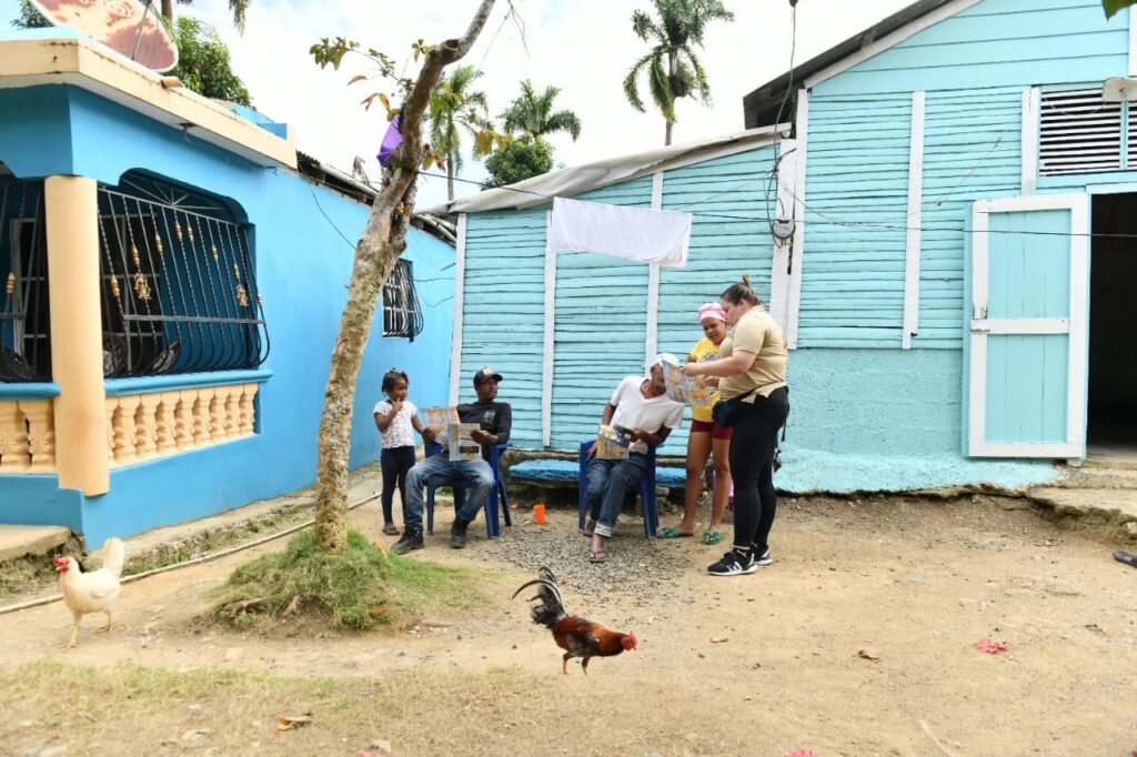 Santo Domingo, RD. - La Junta Central Electoral (JCE) culminó con éxito el segundo operativo de motivación al voto y educación electoral desplegado en las distintas regiones del país, jornada a la que se integró el presidente del órgano electoral, Román Andrés Jáquez Liranzo, quien orientó y motivó a residentes de distintos sectores y comunidades de la provincia de Bahoruco.
