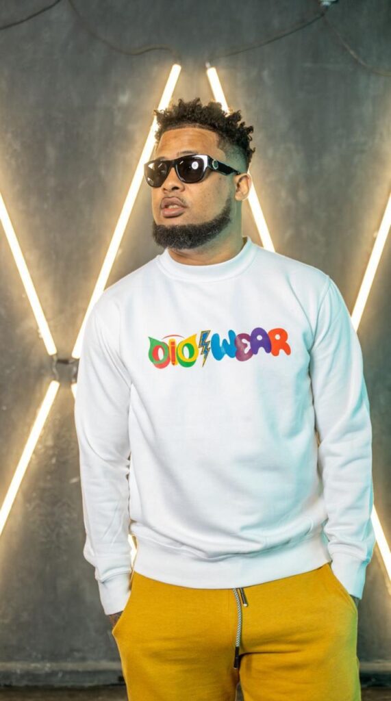 Santo Domingo, R.D.– Premios Soberano abrazó desde su creación en 1985 las principales manifestaciones musicales. En un principio estuvo el merengue, luego la música típica, posteriormente la bachata, la salsa y, como último en llegar, pero no menos populares, los ritmos urbanos. Y en esta 39ª edición actuará, por primera vez en su exitosa carrera, Lápiz Conciente.

El denominado pionero del Hip Hop en la República Dominicana y el de mayor reconocimiento internacional, se prepara para protagonizar el martes 12 de marzo un vibrante segmento musical en el que repasará esos grandes éxitos de un repertorio portentoso que empezó a forjar a partir de su debut en el 2006, luego de dar el salto de manera independiente tras su paso por varias agrupaciones.