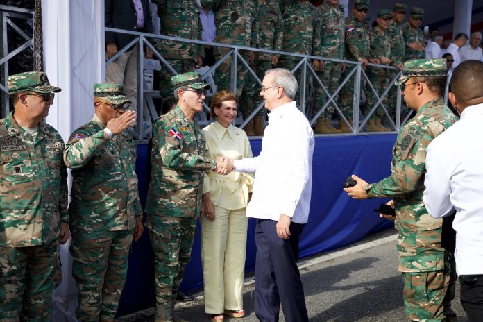 Presidente Abinader encabeza desfile militar por el 180 aniversario de la Independencia Nacional