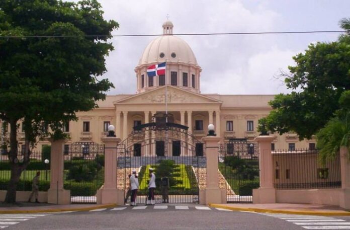 Ciudadano embiste la puerta de entrada al Palacio Nacional