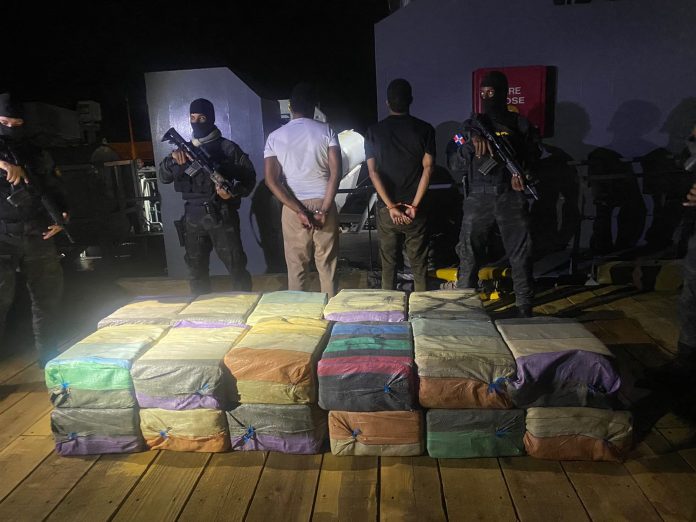 Apresan dos hombres con 767 paquetes de cocaína en Peravia