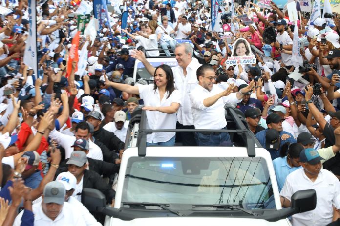 Miles de simpatizantes se lanzan a las calles del Distrito Nacional en apoyo de Luis Abinader y candidatos congresuales
