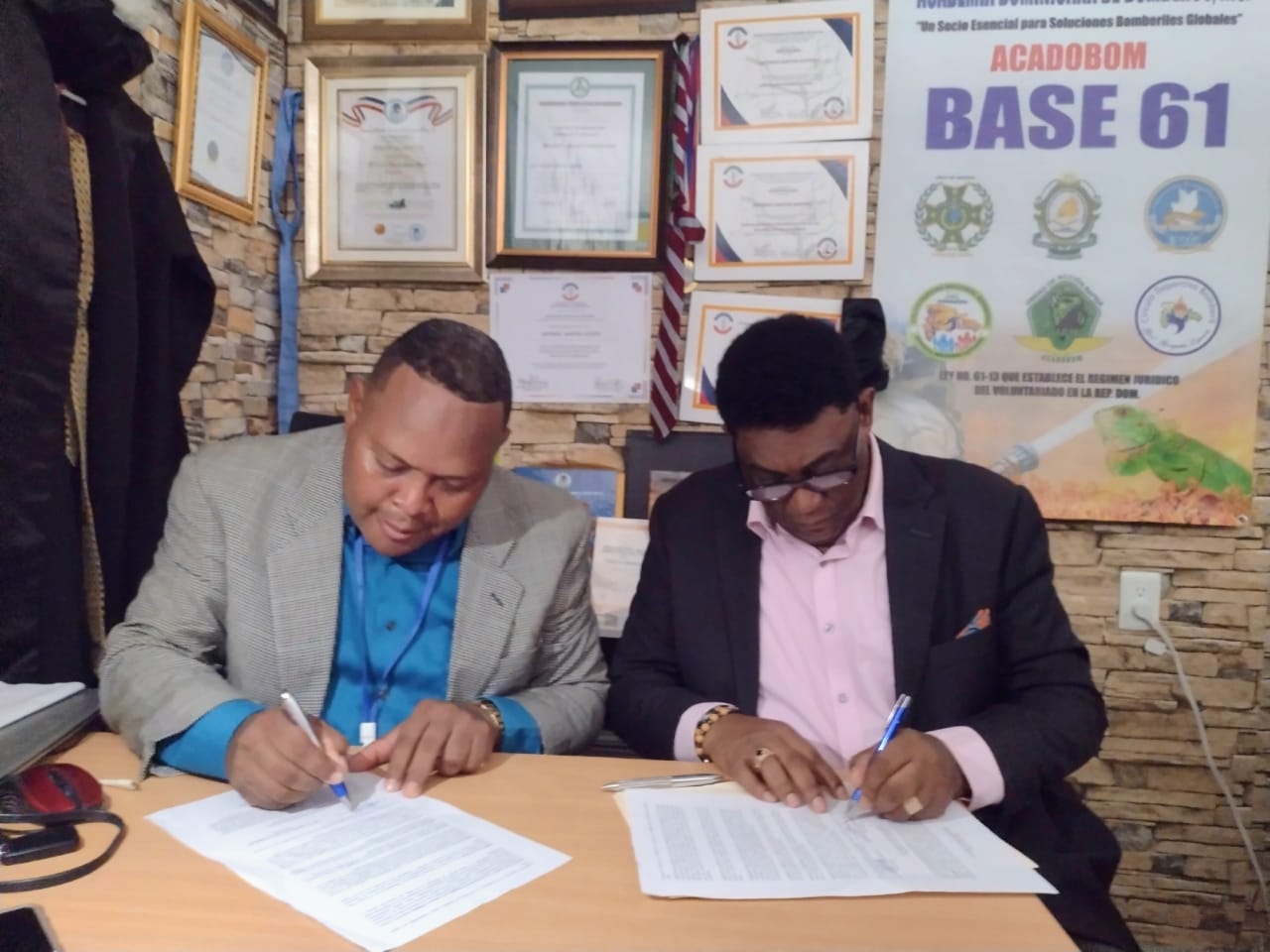 Filial SNTP-SDE firma acuerdo con Asociación de Abogados para ofrecer asistencia legal gratuita a sus miembros