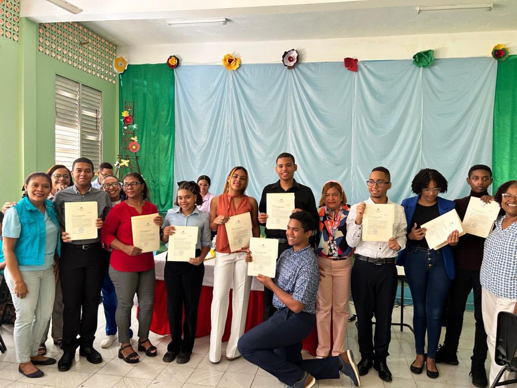 Minerd reconoce 92 estudiantes del Distrito10-03 por desempeño en Pruebas Nacionales