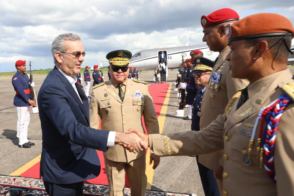 Presidente Luis Abinader  regresó a RD la tarde de este martes de Qatar