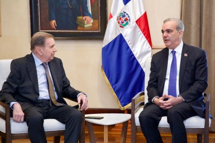 Edmundo González Urrutia llega al Palacio Nacional donde será recibido por el presidente Luis Abinader
