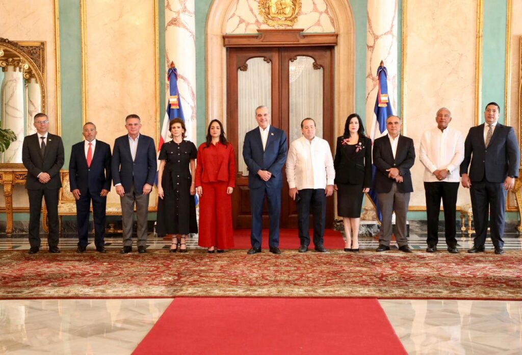 Presidente Dominicano juramenta miembros del consejo consultivo para la Transformación Administrativa y Financiera de la Policía Nacional