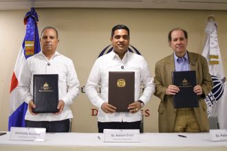 Garibaldy Bautista, president COD, Kelvin Cruz, Ministro de Deportes junto al presidente del programa CRESO, Felipe Vicini.