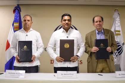 Garibaldy Bautista, president COD, Kelvin Cruz, Ministro de Deportes junto al presidente del programa CRESO, Felipe Vicini.