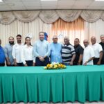 El director ejecutivo del Instituto Nacional de Educación Física (INEFI), Alberto Rodríguez Mella (centro), junto a varios funcionarios y dirigentes deportivos del municipio de Bayaguana, provincia Monte Plata.