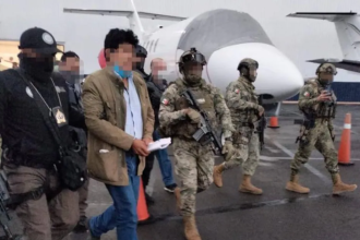Marinos escoltan a Rafael Caro Quintero en la pista de un aeropuerto en su traslado al penal del Altiplano en Almoloya de Juárez