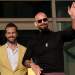 Los hermanos Tate, Tristan y Andrew, saliendo del tribunal en Rumanía. AP