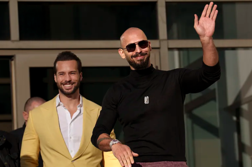 Los hermanos Tate, Tristan y Andrew, saliendo del tribunal en Rumanía. AP