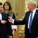 El presidente de los EEUU, Donald Trump (d), y su mujer, Melania (c), asisten a una cena de gala ofrecida por su homólogo chino, Xi Jinping (i), en el año 2017. //Archivo EFE