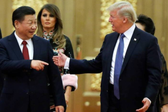 El presidente de los EEUU, Donald Trump (d), y su mujer, Melania (c), asisten a una cena de gala ofrecida por su homólogo chino, Xi Jinping (i), en el año 2017. //Archivo EFE