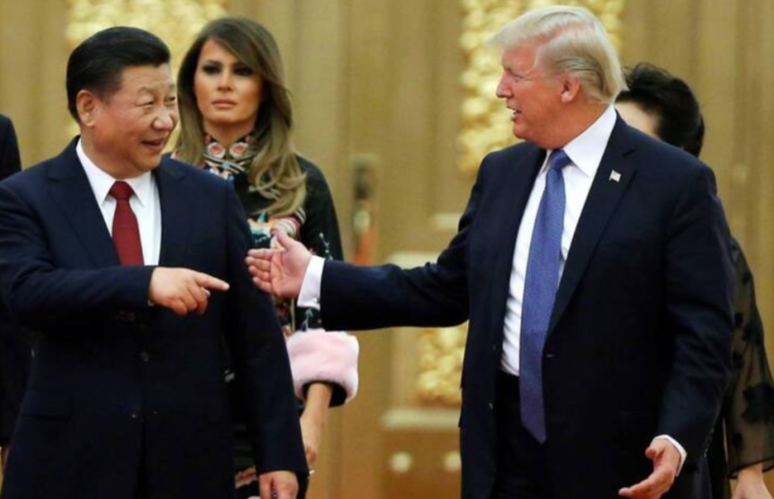 El presidente de los EEUU, Donald Trump (d), y su mujer, Melania (c), asisten a una cena de gala ofrecida por su homólogo chino, Xi Jinping (i), en el año 2017. //Archivo EFE