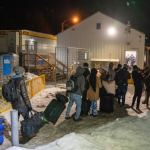 Migrantes procedentes de Nueva York con destino a Canadá en el paso fronterizo de Plattsburg. EFE/Ángel Colmenares