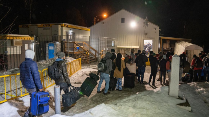 Migrantes procedentes de Nueva York con destino a Canadá en el paso fronterizo de Plattsburg. EFE/Ángel Colmenares