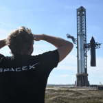 SpaceX lanza el gigantesco cohete Starship, con la presencia de Trump como invitado de MuskLa nave espacial Starship, a la derecha, y el propulsor Super Heavy, a la izquierda, en la plataforma de lanzamiento de Starbase en Boca Chica, Texas, en 2023.(TIMOTHY A. CLARY)