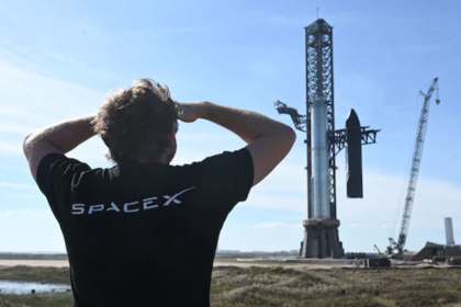 SpaceX lanza el gigantesco cohete Starship, con la presencia de Trump como invitado de MuskLa nave espacial Starship, a la derecha, y el propulsor Super Heavy, a la izquierda, en la plataforma de lanzamiento de Starbase en Boca Chica, Texas, en 2023.(TIMOTHY A. CLARY)