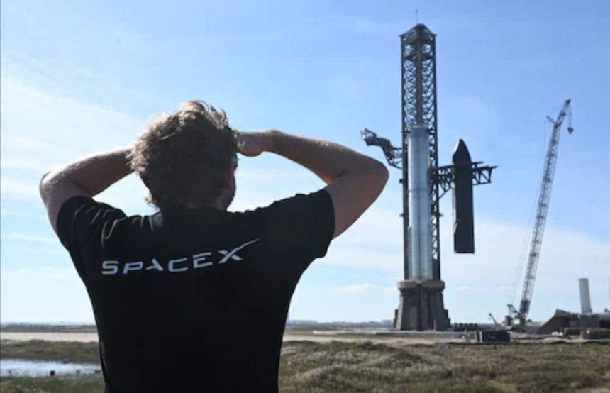 SpaceX lanza el gigantesco cohete Starship, con la presencia de Trump como invitado de MuskLa nave espacial Starship, a la derecha, y el propulsor Super Heavy, a la izquierda, en la plataforma de lanzamiento de Starbase en Boca Chica, Texas, en 2023.(TIMOTHY A. CLARY)