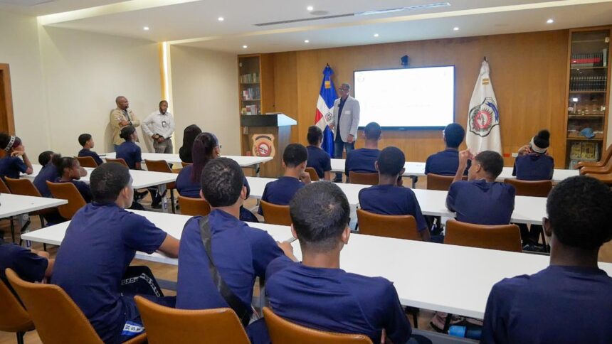 DNCD lleva ruta de la prevenciòn a estudiantes escuelas sector Cristo Rey