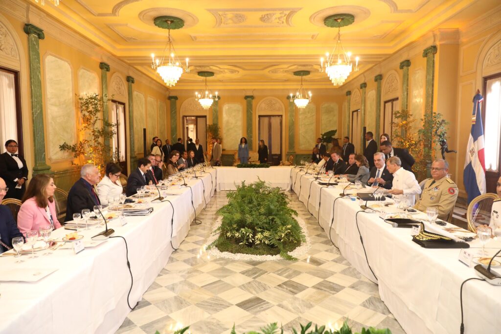 Abinader y Marco Rubio encabezan reunión de trabajo con delegaciones