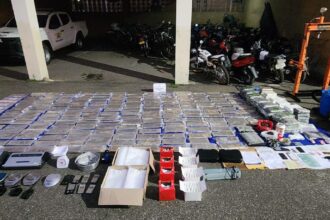 DNCD Y MP DESMANTELAN CENTRO DE EMPAQUE Y DISTRIBUCIÓN; OCUPAN 452 LÁMINAS Y 34 PAQUETES PRESUMIBLEMENTE COCAÍNA