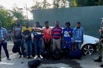 Ejército retiene dos vehículos dejados abandonados con haitianos indocumentados en Valverde