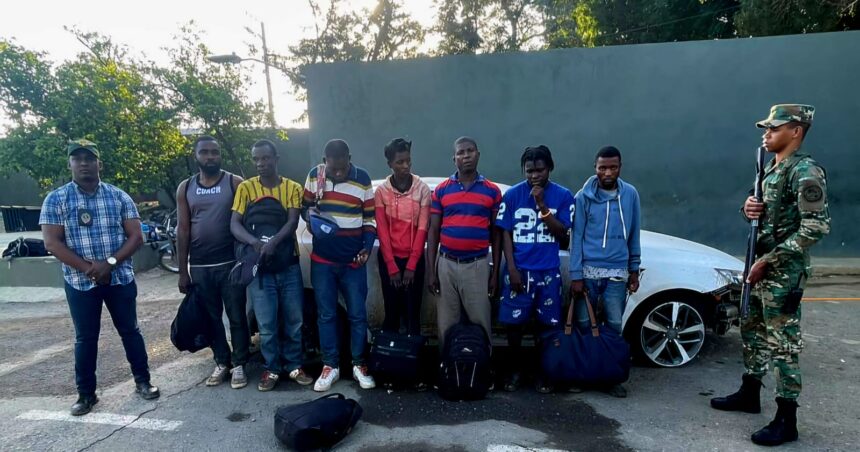 Ejército retiene dos vehículos dejados abandonados con haitianos indocumentados en Valverde